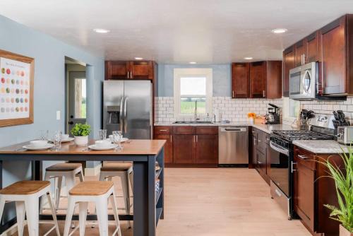 Butte Des Morts House | Family Lake House Vacation 4BR 3BA New Renovate