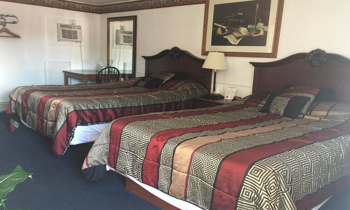 New Ulm Apartment | Family room with 2 Double Beds