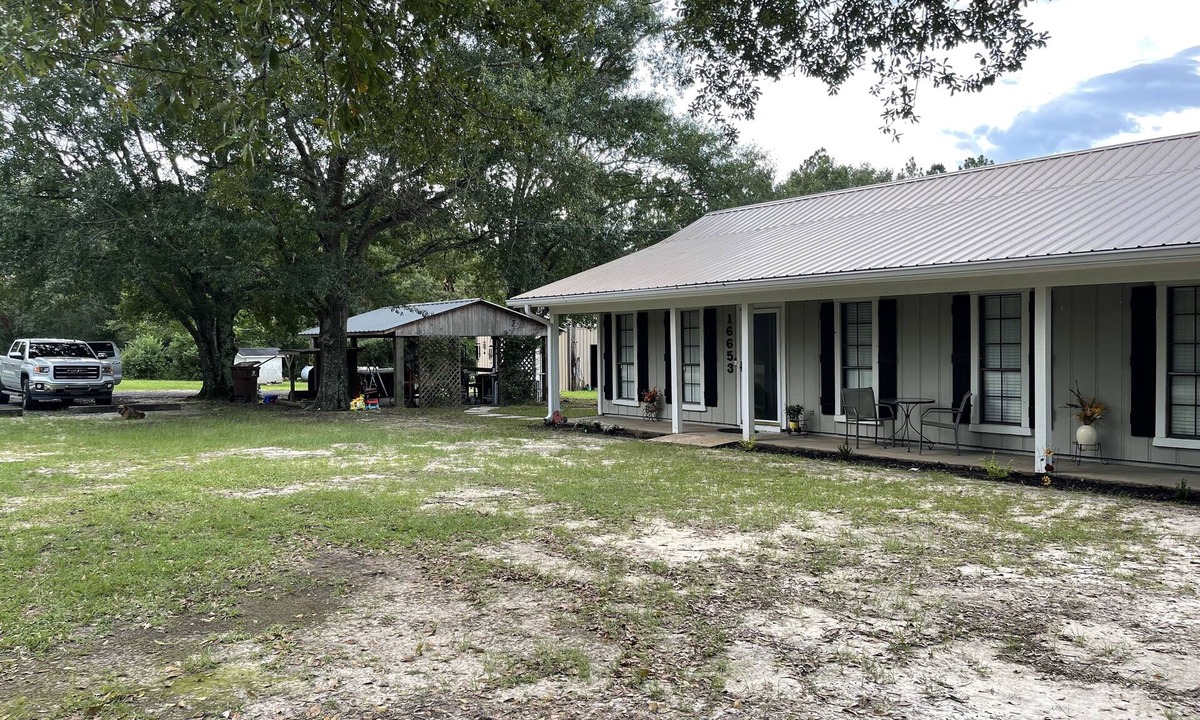 Gulfport House | Farmhouse charm + Bunkhouse. Hot tub. Outdoor TV.