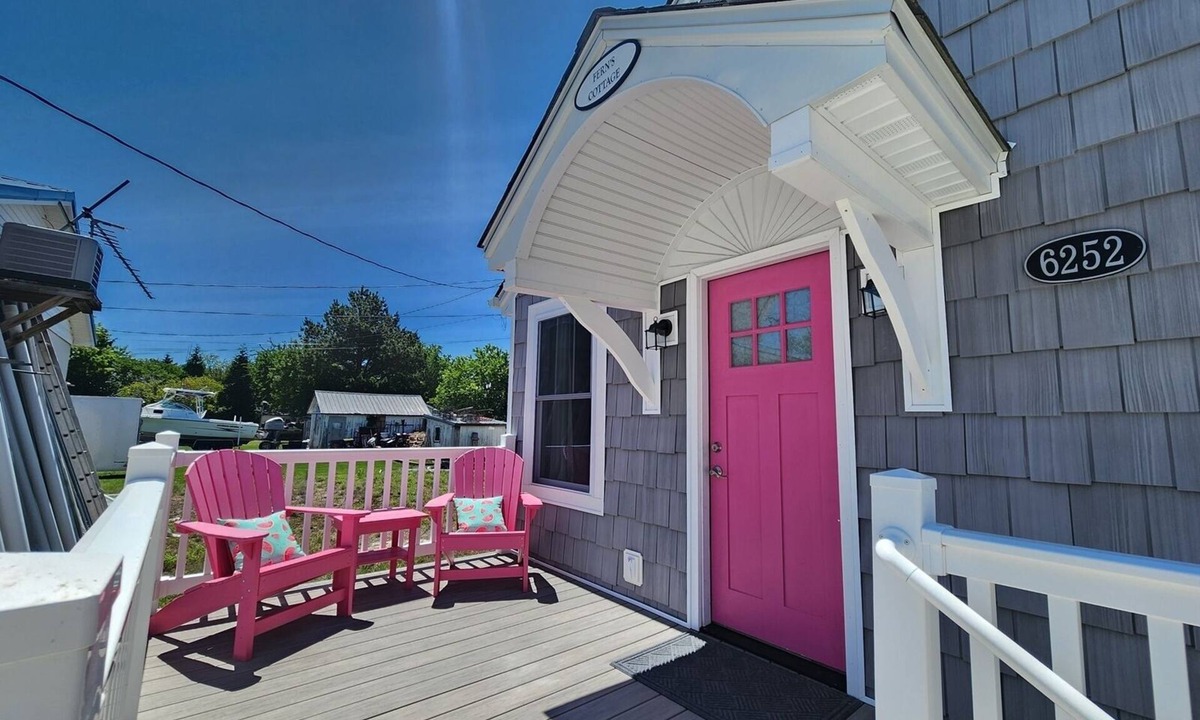 Chincoteague Cottage | Fern's Cottage- Renovated In-Town Cottage