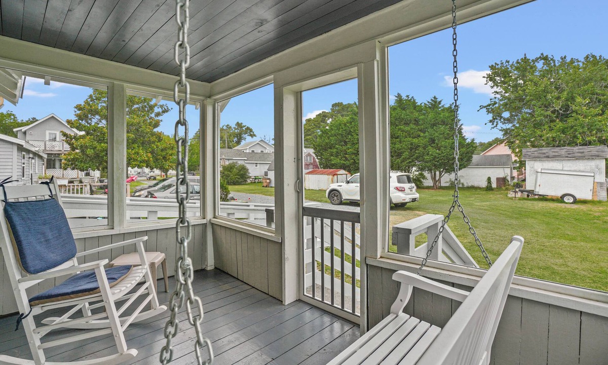 Chincoteague Cottage | Fisherman's Cottage | Cozy Island Retreat, Screened Porch, Walk to Town & Dog Friendly