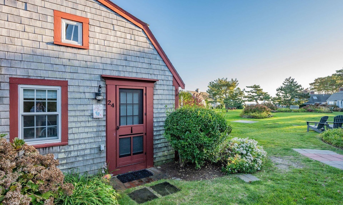 South Yarmouth Cottage | Flip Flops - Where Cape Dreams Meet the Sea