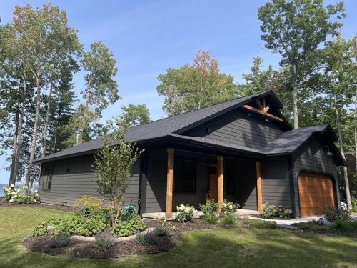 Minocqua House | Fox's Den Fence Lake Home - Private with Lake View