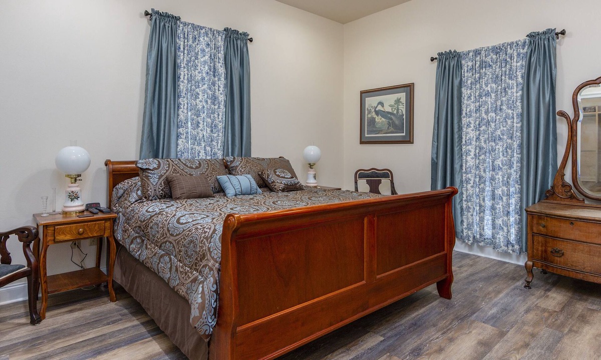 Beauregard Town Historic District House | FREE COFFEE, SOFT DRINK, SNACKS AND TOILETRIES! PRIVATE TOILET IN EACH BEDROOM!