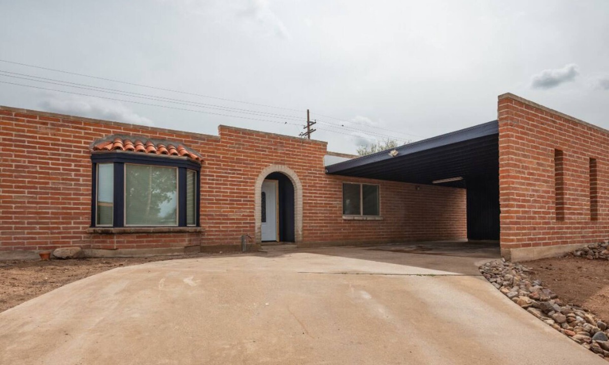 Tucson House | Fully Remodeled Rolling Hills Haus, Spacious 4-bed house on East side Tucson