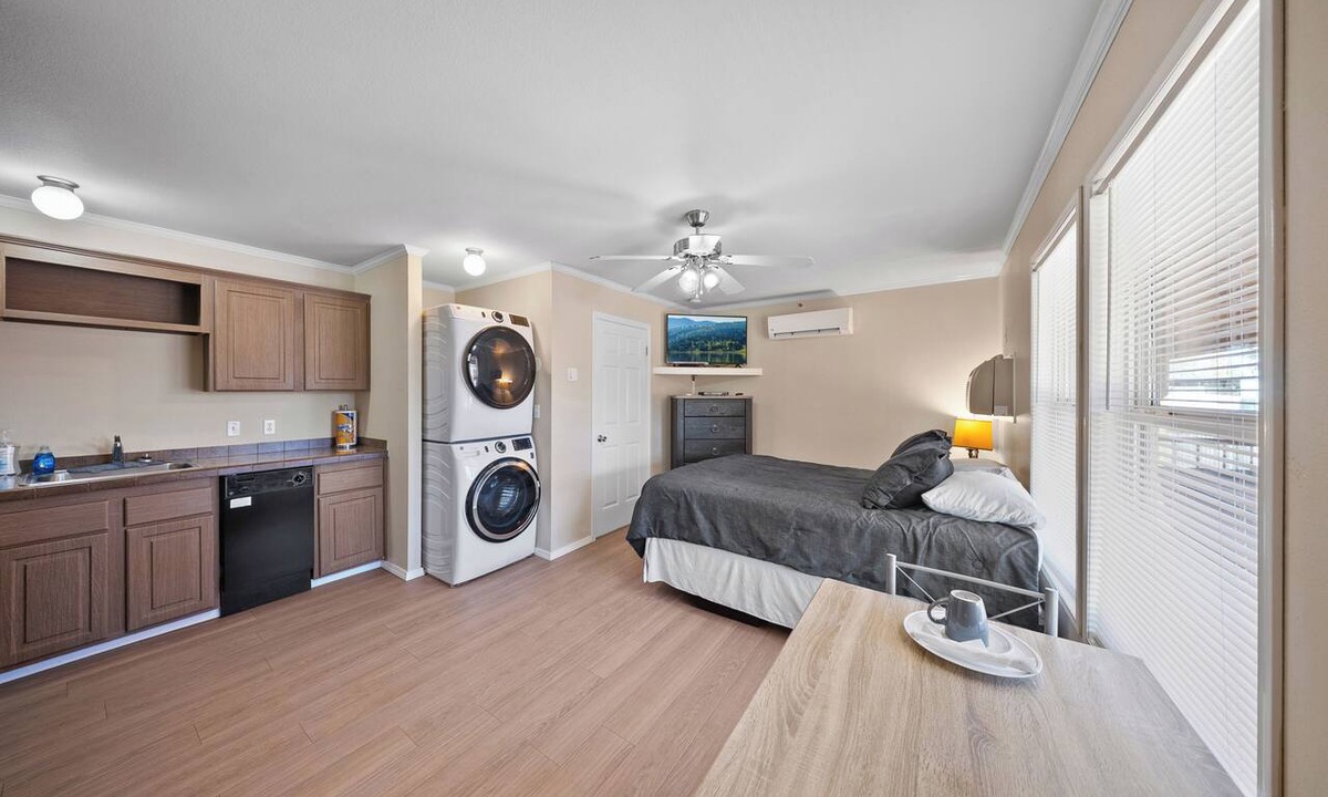 Sunshine Apartment | Furnished Executive Suite Near DOW + Shintech - C2