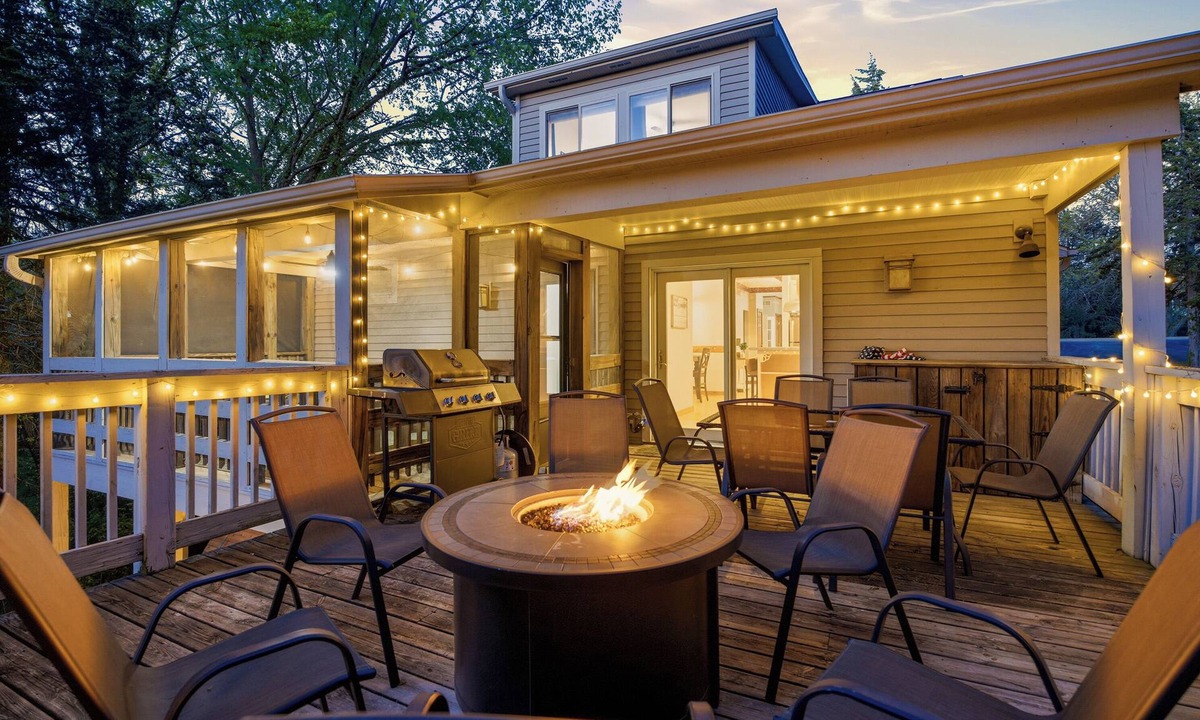 The Galena Territory House | Galena modern retreat/6 Bedrooms/king beds/Sauna/HotTub/Resort pool/game room