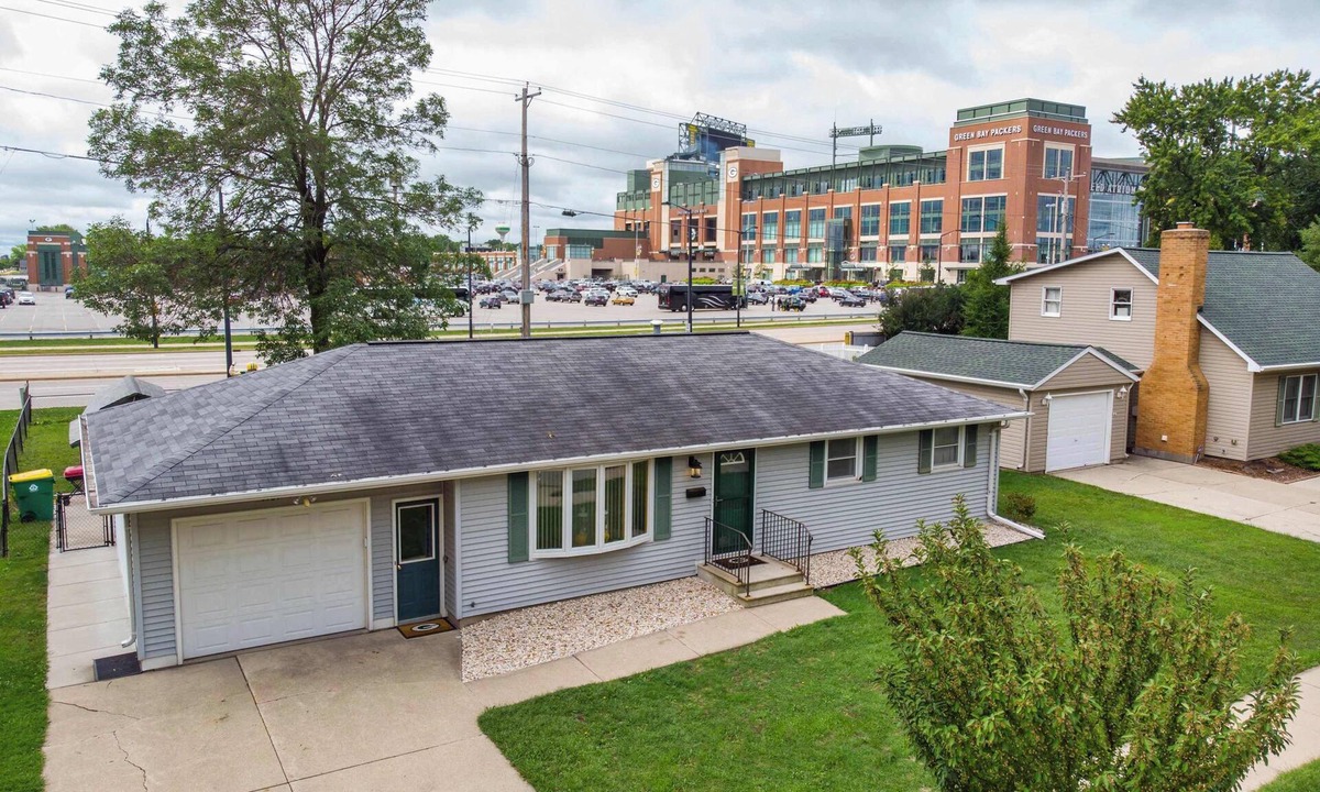 Green Bay House | Game Day HQ w/Fan Cave, Fire Pit + Stadium Views