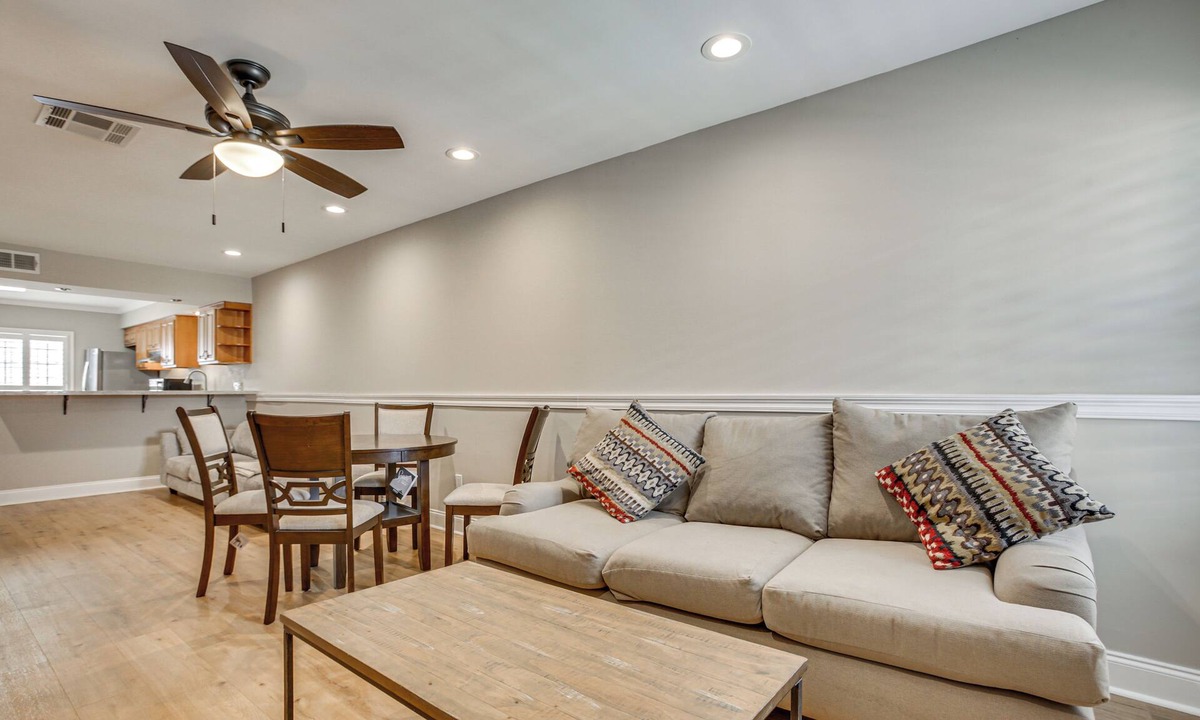 Kenner - Louis Armstrong International Airport Condo | Gateway to New Orleans! Modern Condo w/Pool