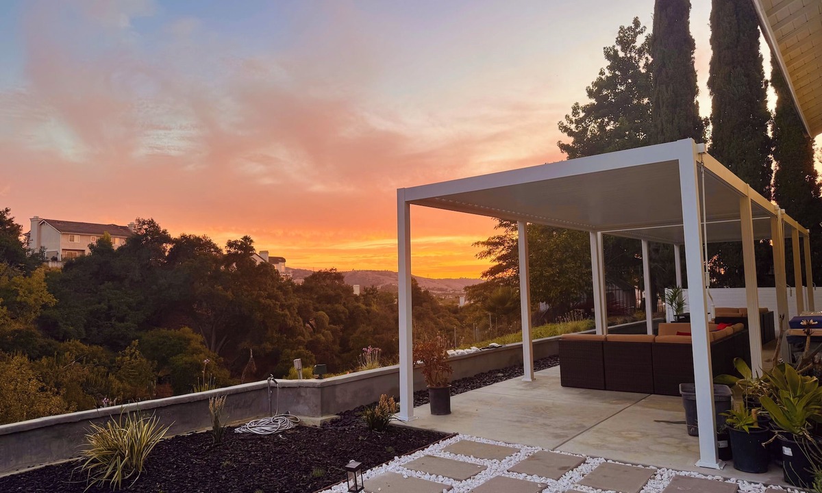 Walnut House | Golden Glow Hillside Retreat near Disneyland