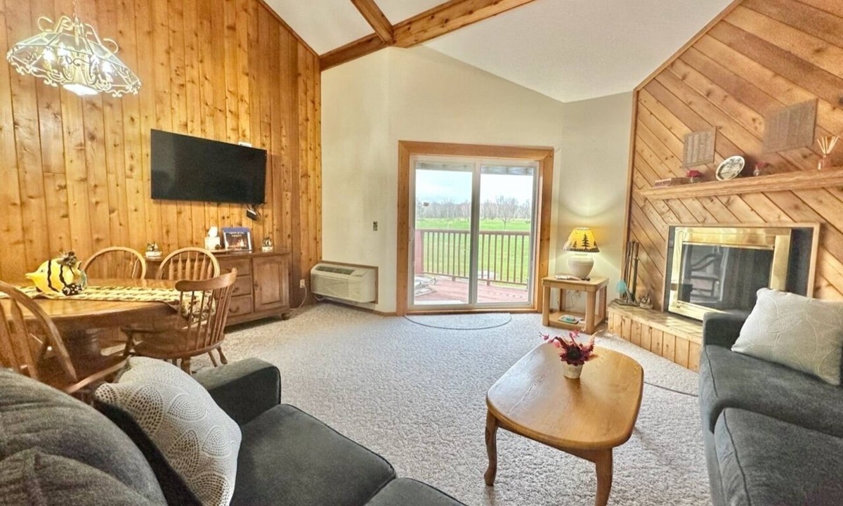 Hill City Villa | Golf Course view Sleeps 12 3 Bedroom w/loft better than any motel.