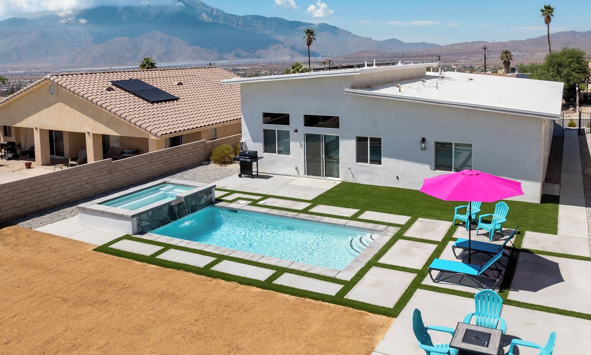 Desert Hot Springs House | Gorgeous & Extraordinary 4BRM House -w/POOL !