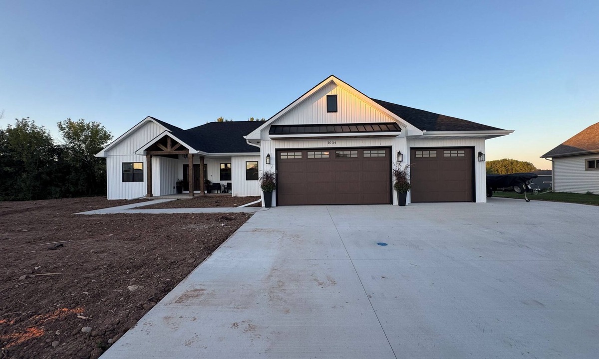 Omro House | Gorgeous New build 3 bedrooms Sleeps 10 in Omro ,WI water access