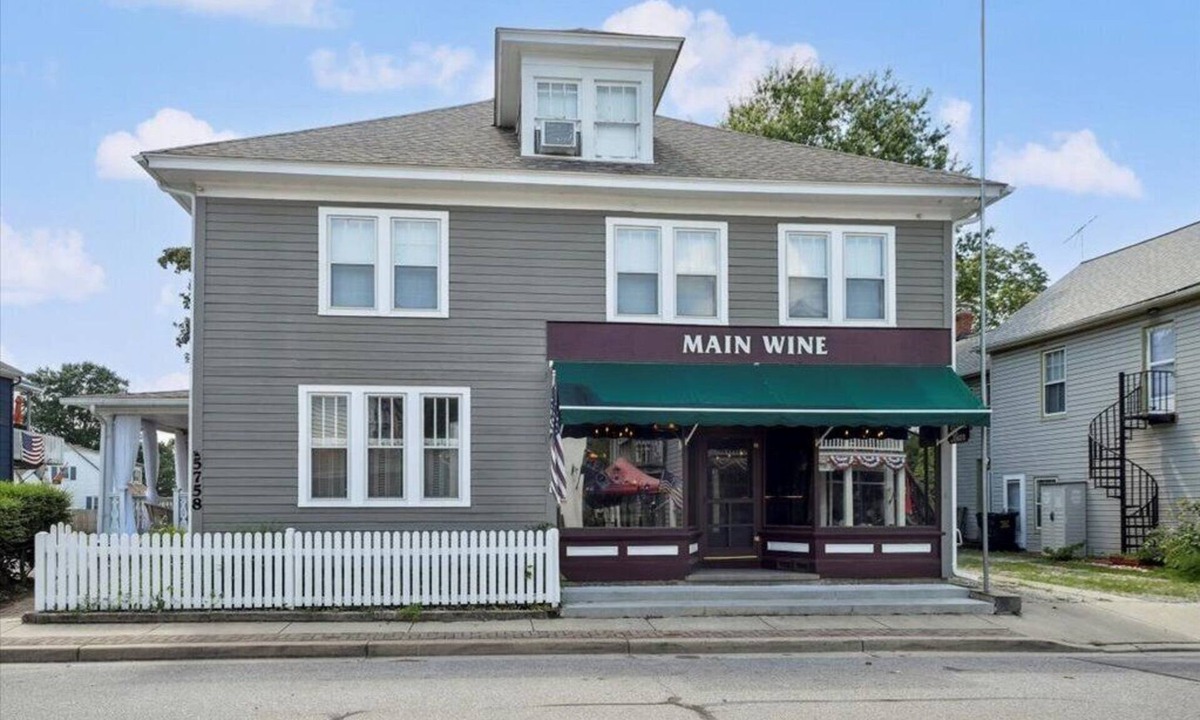 Rock Hall House | Grand home located right on Main St, walk to Chesapeake Bay & great restaurants
