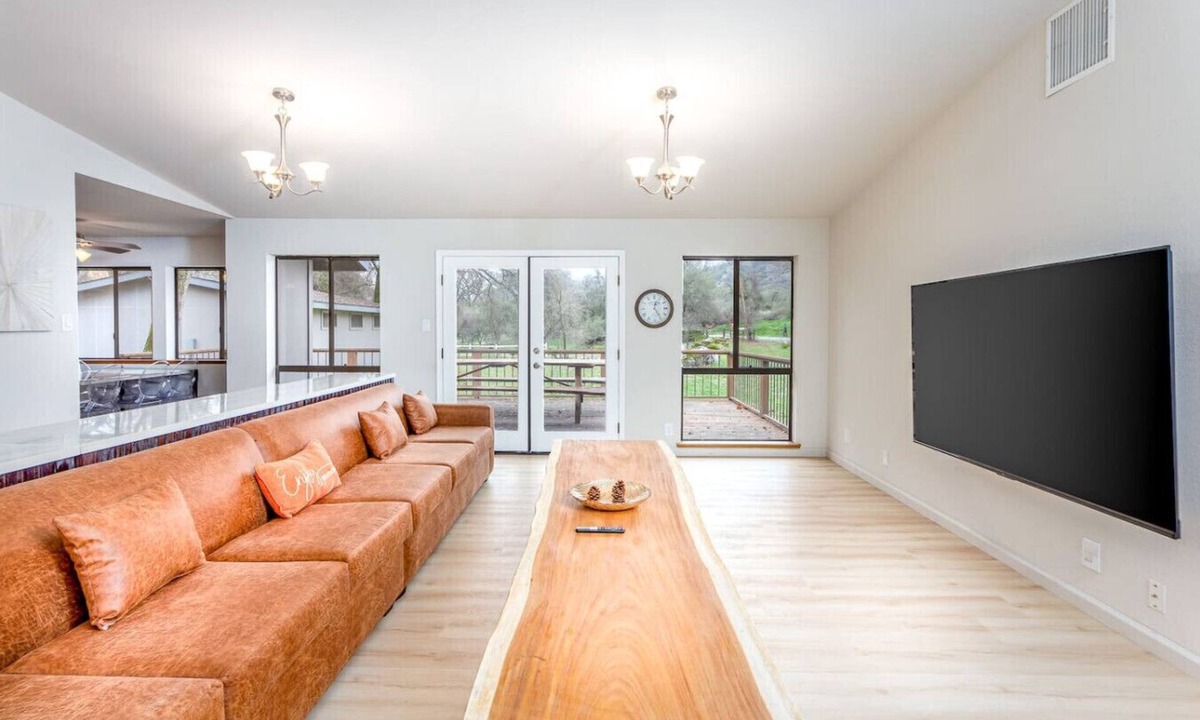 Kaweah House | Grand Riverside Retreat