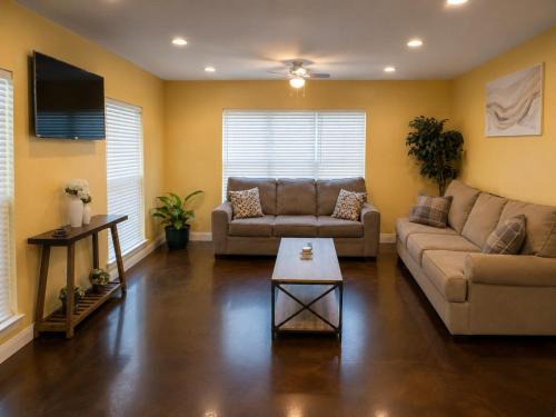 Kreole Apartment | Ground Floor, 3BR, Free Parking, Near Refinery -E-