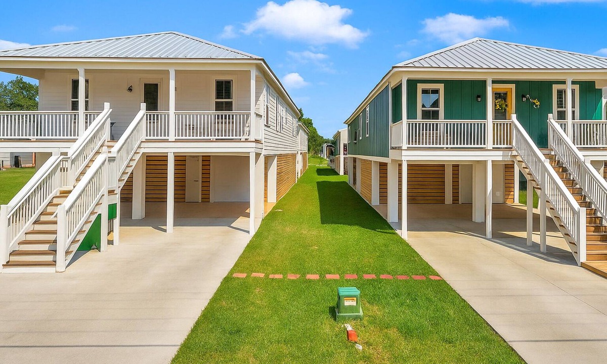 Gulfport House | GROUP RETREAT-TWO beach homes~10-bedrooms~GAME AREA~HOT TUB~BEACH VIEWS