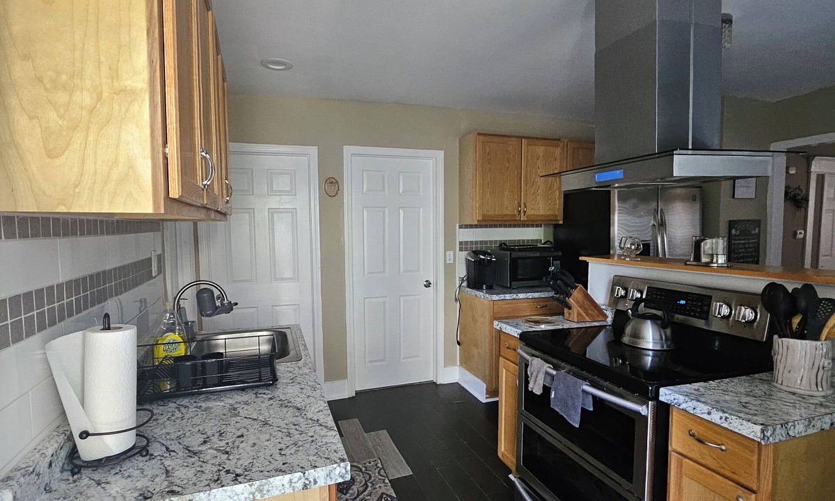 Springfield House | Guest B&B Close to the MgM, Basketball Hall of fame, and downtown springfield.