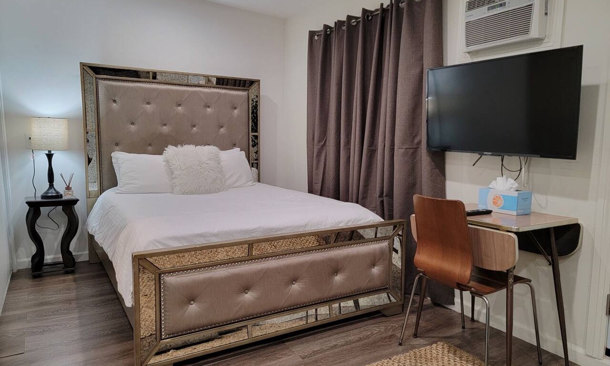 Beverly Hills Apartment | Guest suite near La Cienega Park Beverly Hills. 5 min to LACMA, and Rodeo Drive