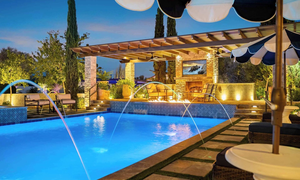 North Scottsdale House | HÓZHÓ Luxe Ranch | Lazy River, Bowling & Golf Sim
