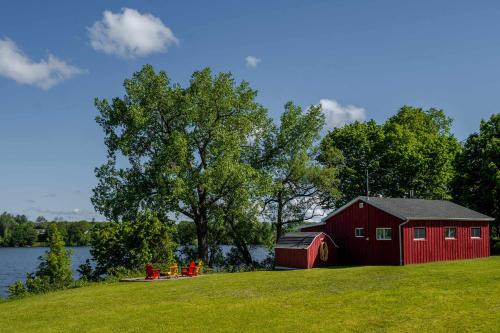 Adolphustown House | Hay Bay Hytte - Waterfront Cottage