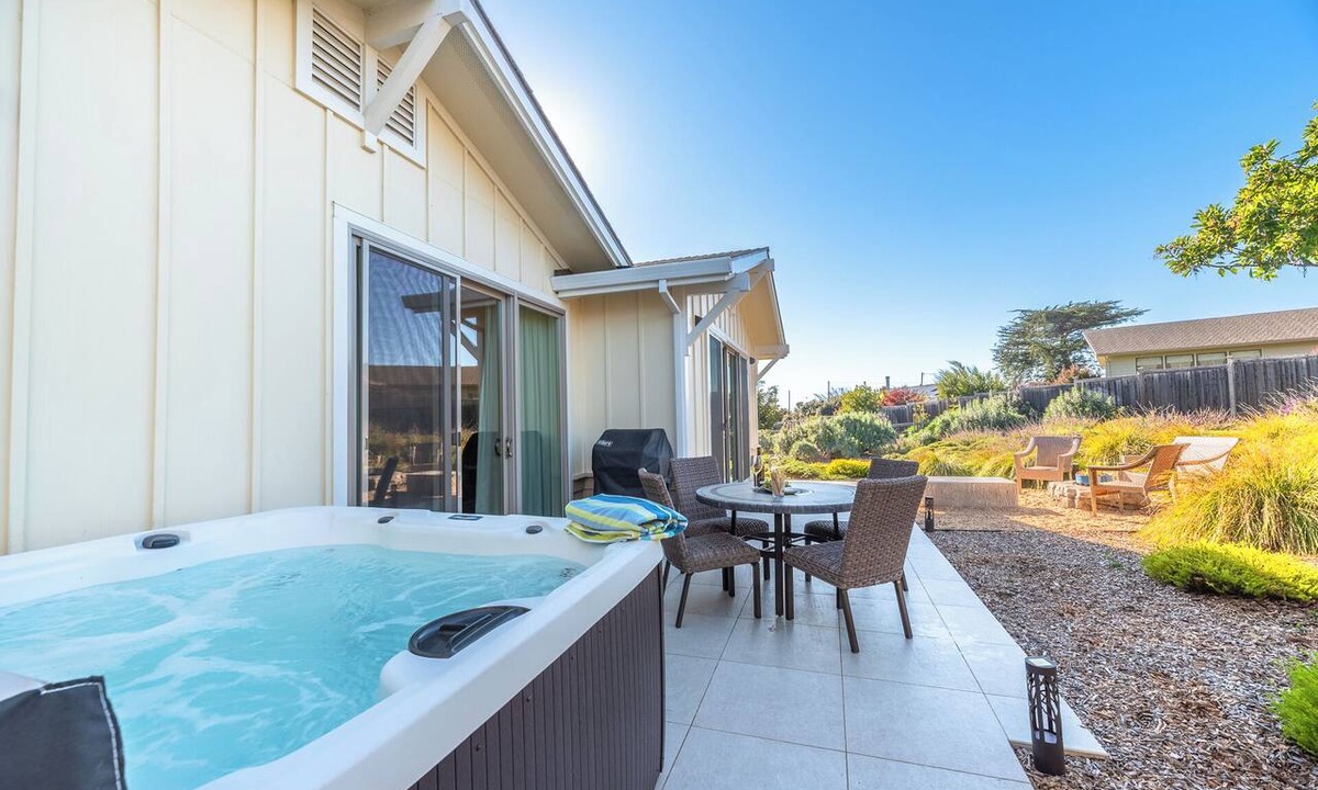 Old Town House | Heart of Bodega Bay! 5 STAR Coastal Getaway~Hot Tub~High Tide Haven