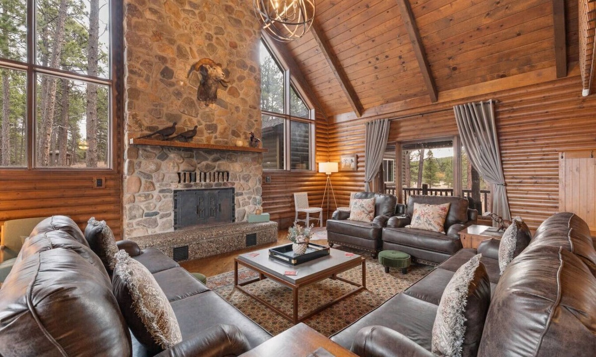 Rapid City House | Heaven’s Gateway – Luxury Retreat with Hot Tub & Sauna