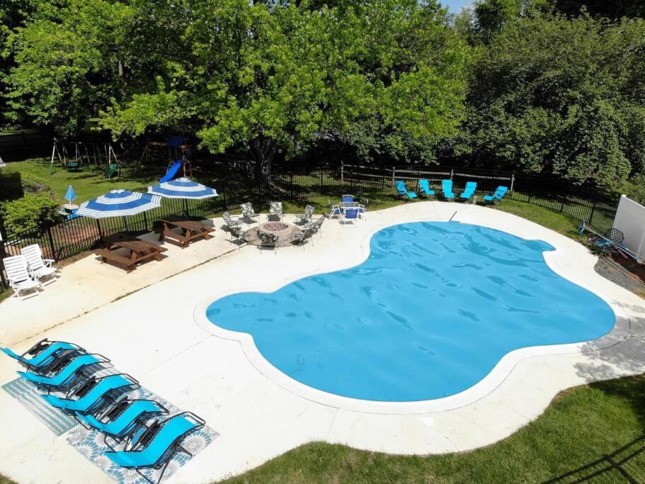 Lovettsville Villa | Hemingway Retreat