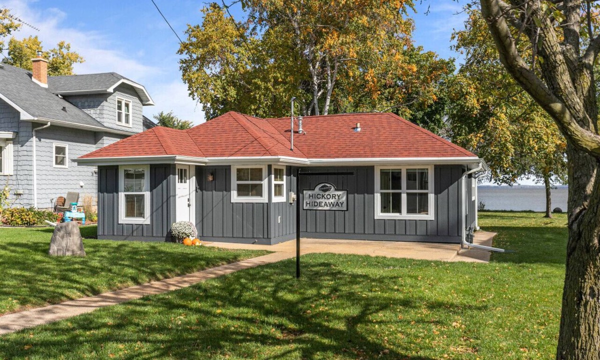 Oshkosh House | Hickory Hideaway-2 Bedroom with Dock