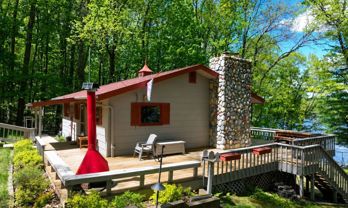 Hayward House | Hickory Hideaways/Nelson Lake/Pontoon Rental/Dog Friendly/Sauna