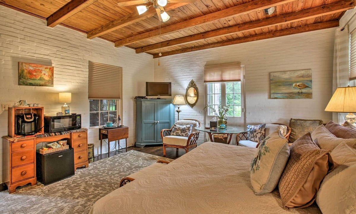 South Baton Rouge Apartment | Historic Baton Rouge Vacation Rental: 6 Mi to LSU!