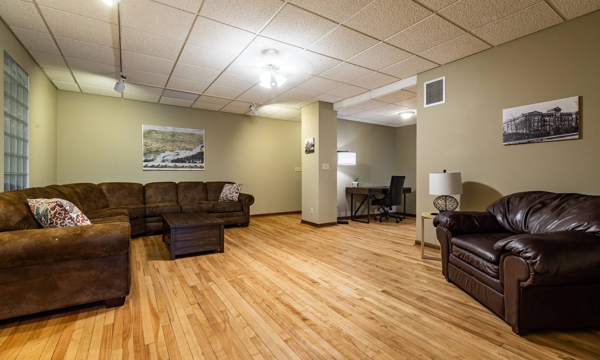 Historic Downtown La Crosse Apartment | Historic Downtown Top Floor 2BR Apartment