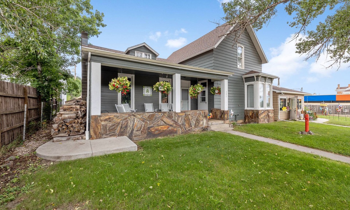 Custer House | Historic Outside, Comfort Inside – Downtown Custer Retreat
