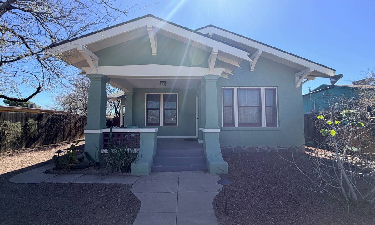 Menlo Park House | Historic updated 2-bedroom bungalow in a walkable neighborhood