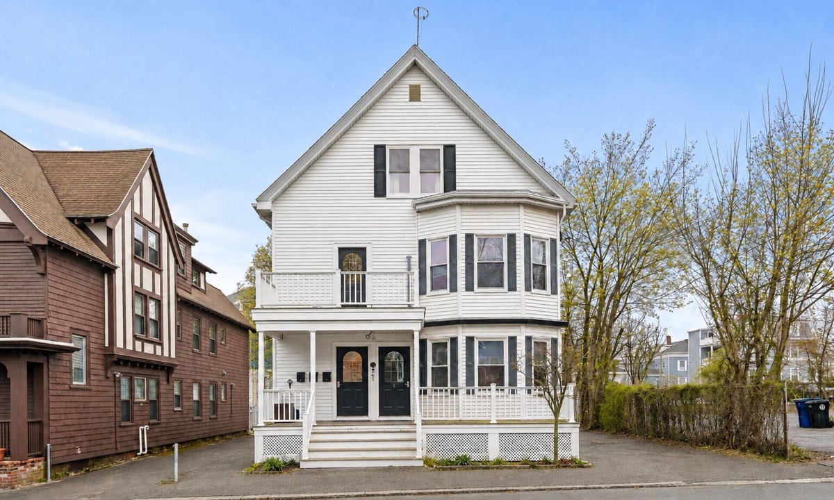 Salem Apartment | Hocus Pocus Season is here! Don’t miss it!