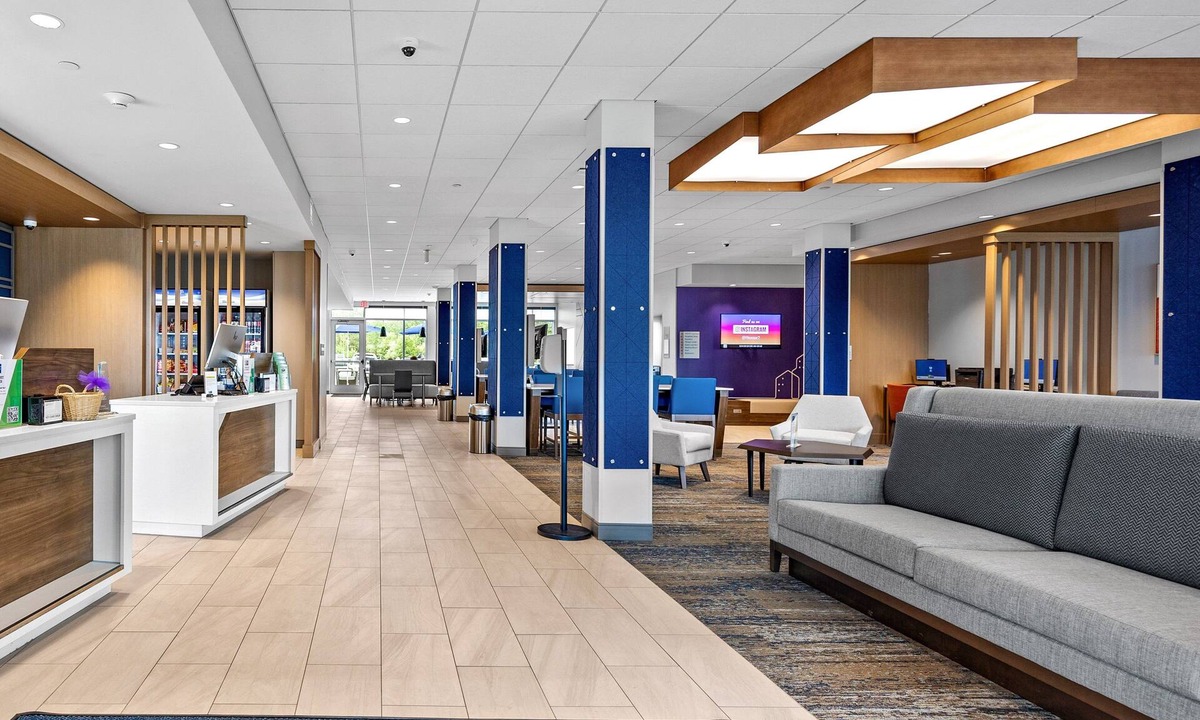 Marinette Hotel | Holiday Inn Express & Suites Marinette by IHG