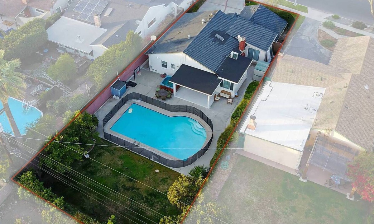 Valley Glen House | Hollywood Dream pool home with new Jacuzzi