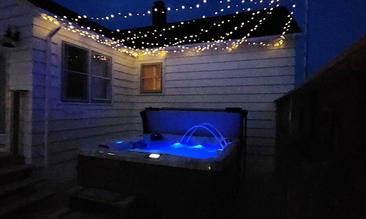 Gladstone House | Hot Tub House Kipling Cottages Deck Fire Pit 2 bed 1 bath Smart TVs WiFi Sleep 6