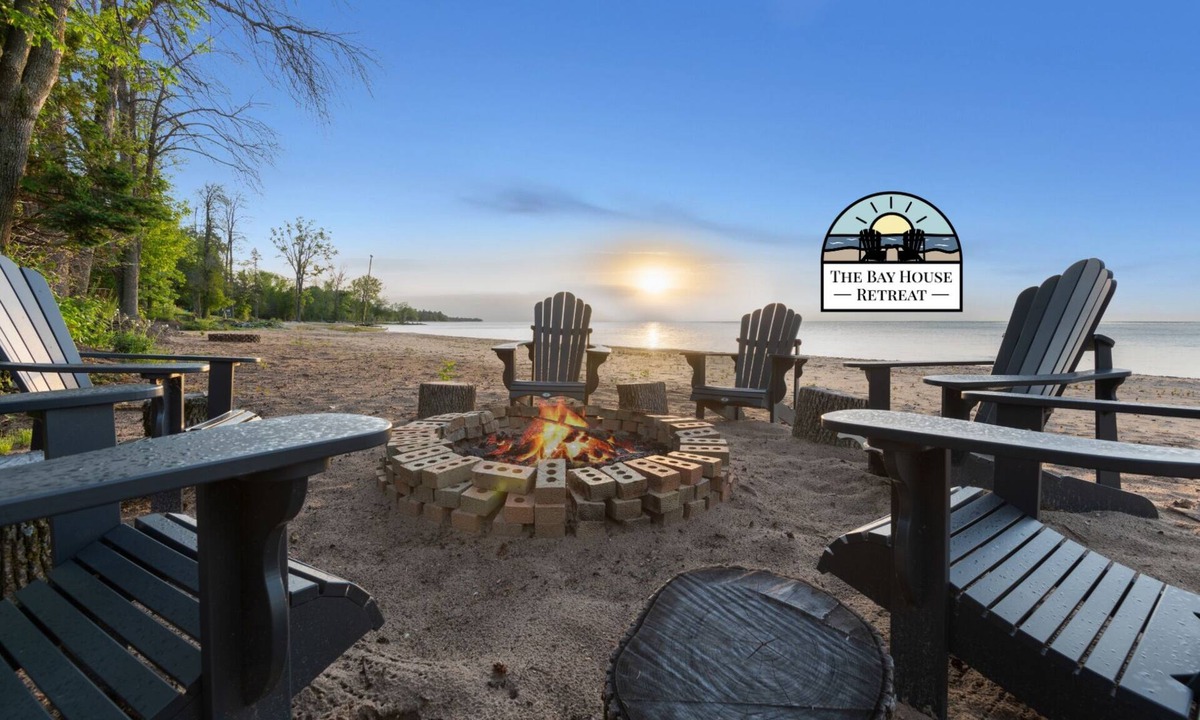 Menominee Cottage | HotTub, Private Beach Access, BBQ, Natural Fire Place, FirePit, Paddle Boards