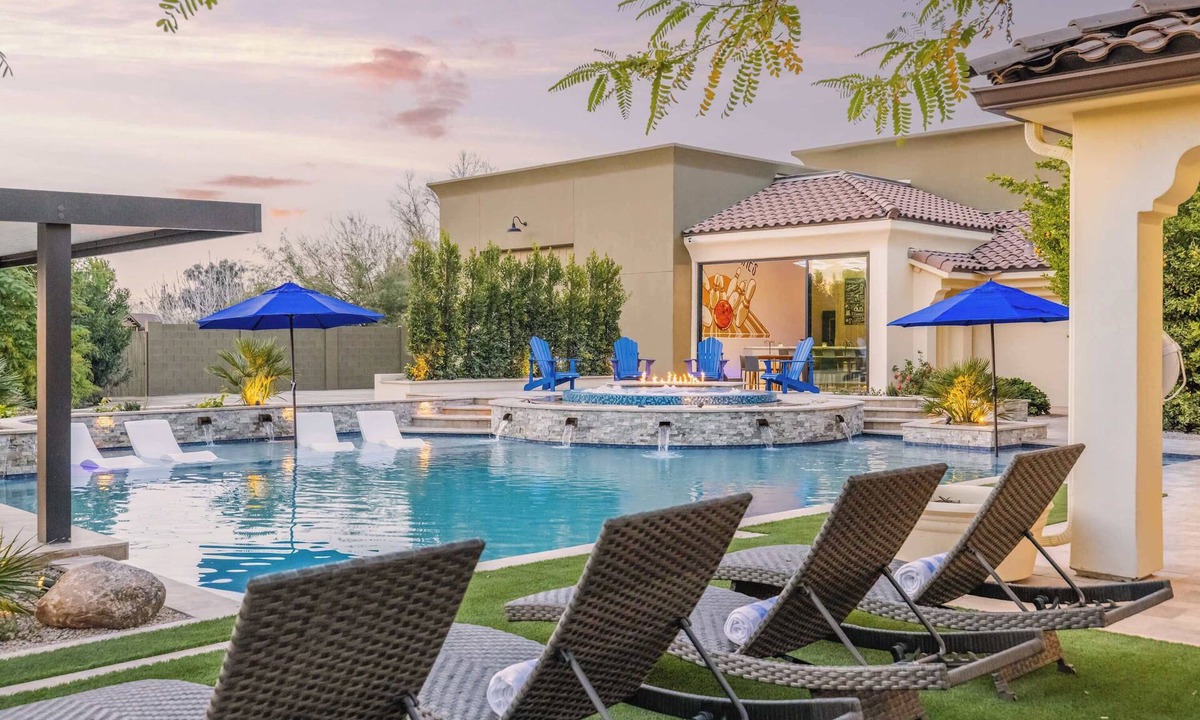 Central Scottsdale House | HÓZHÓ Shea: Bowling Alley, Theatre & Pool