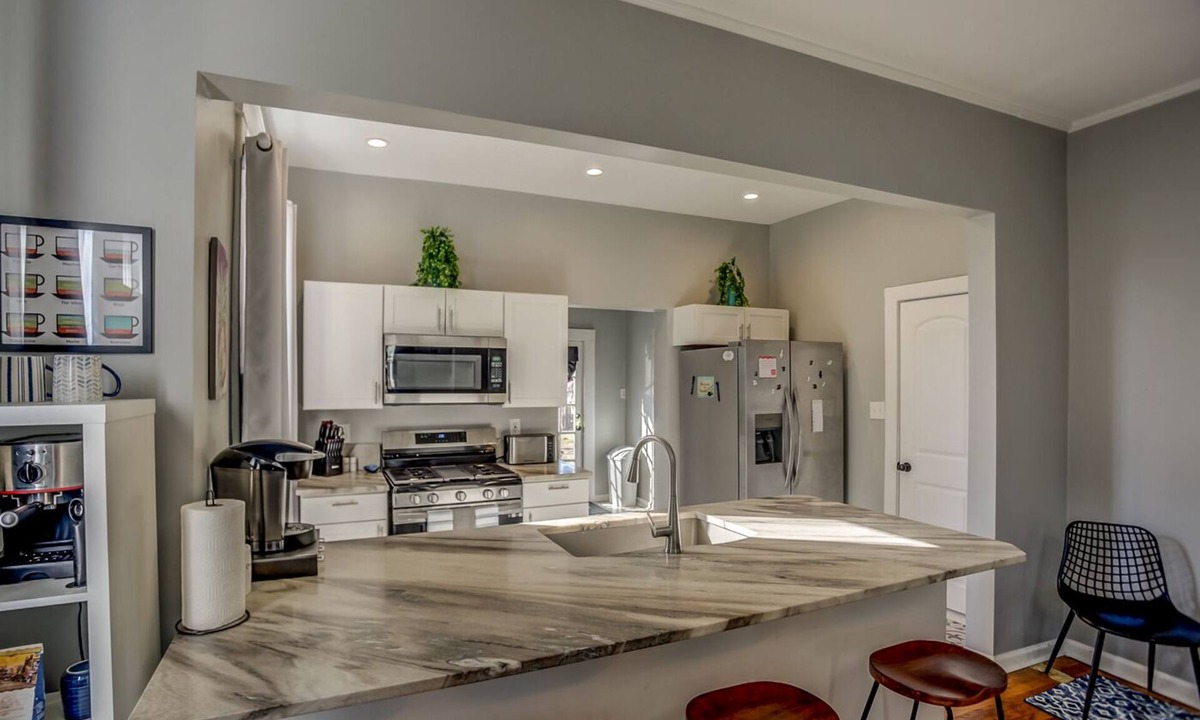 Medical District House | Huge 4,500 space: 6 bedrooms, 4 En-Suites, privacy, open concept, gated parking