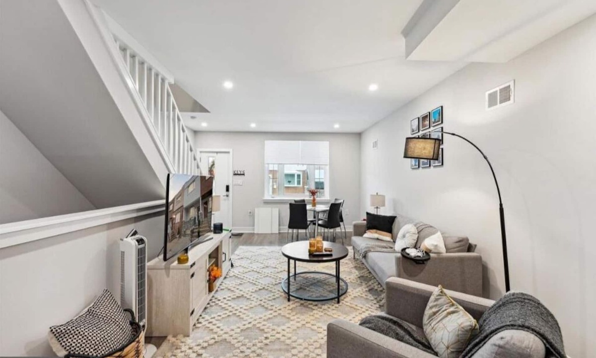 Packer Park House | Immaculate, Modern 3 Bedroom 2 Bath Full HousenMins away from Stadiums