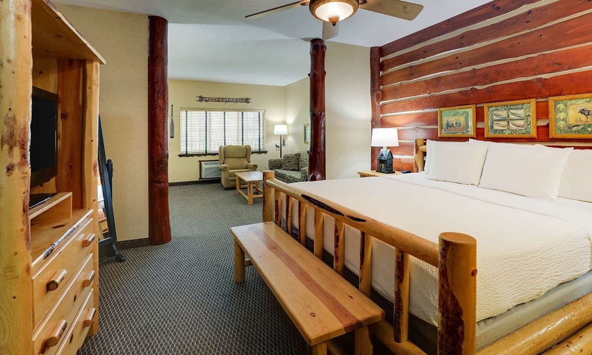 Johnston Hotel | Indoor & Outdoor Pool Escape in Johnston | 5 mi to Gray’s Lake Park