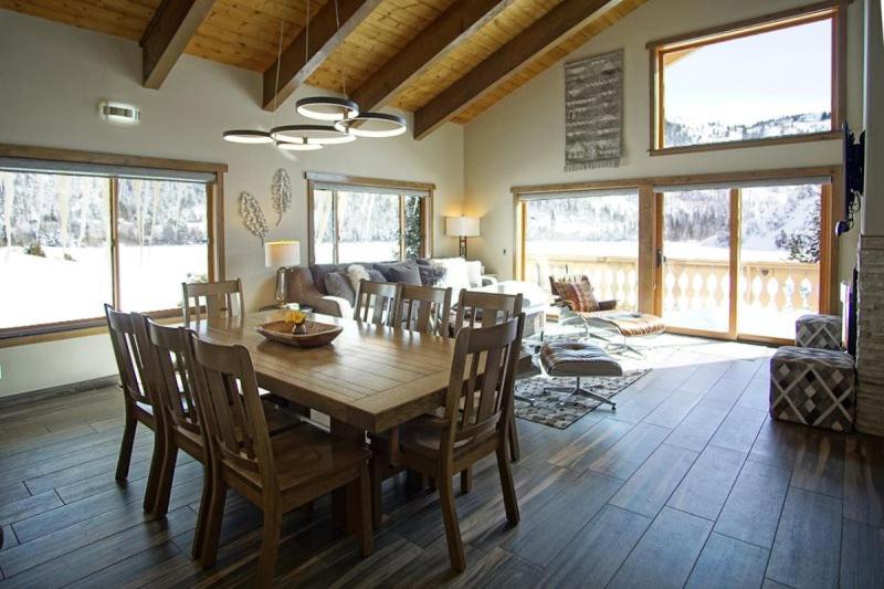 June Lake Apartment | Interlaken 36