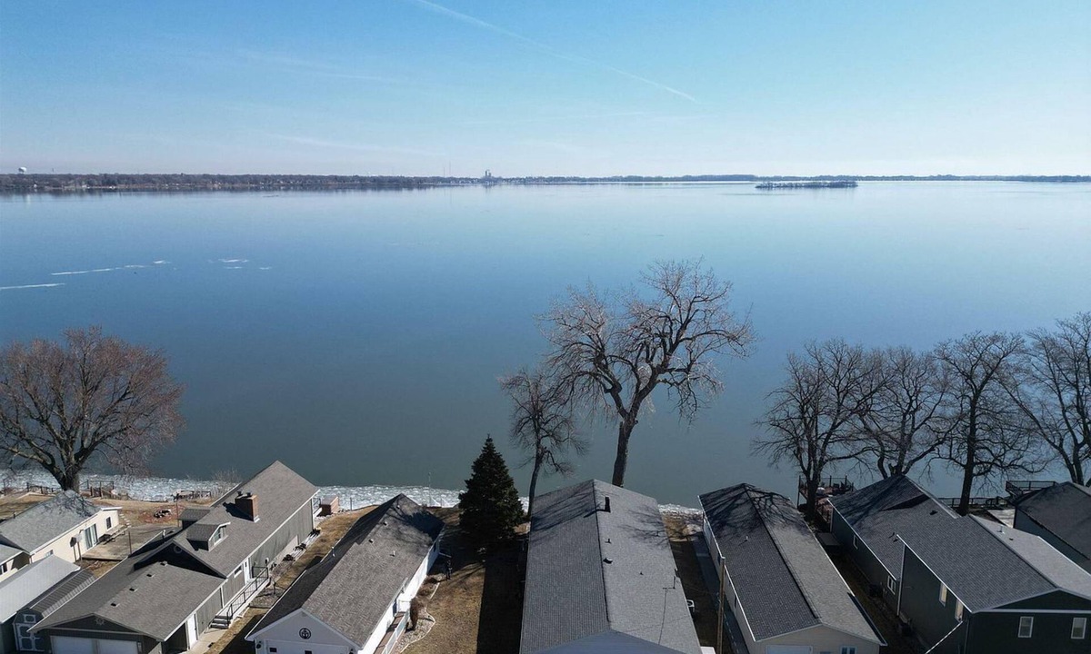 Buena Vista County House | Inviting lakefront 3-bedroom house with AC and Wi-Fi in serene Storm Lake!