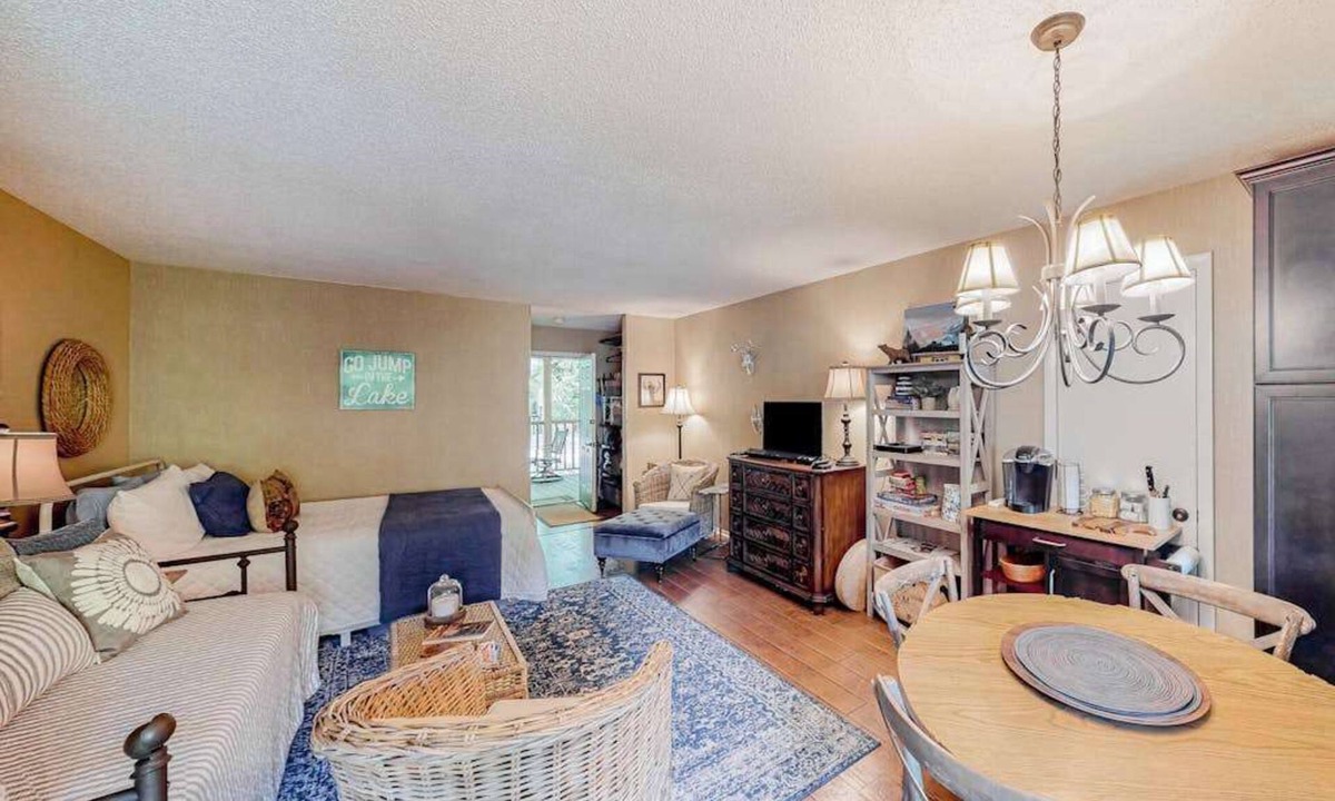 Lake Lure Condo | Inviting studio with pool, tennis, hot tub, kitchenette, & private sunny balcony