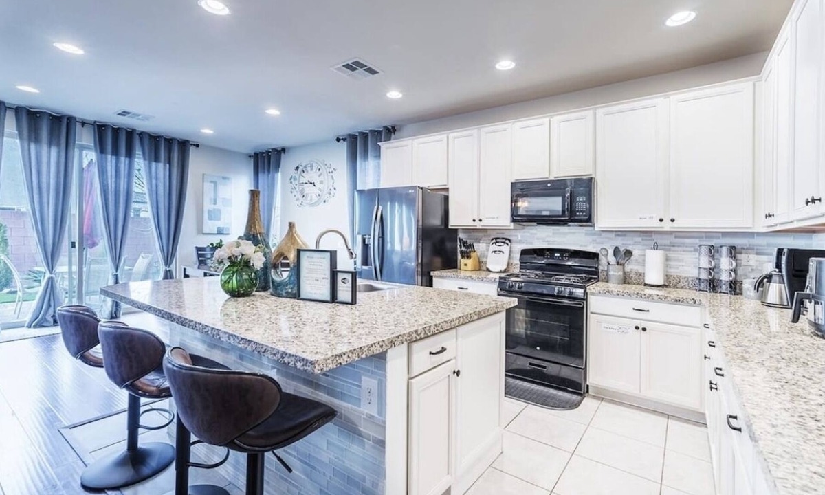 Arden House | Inviting Sunny House! Poker table~ 4br 3ba 7 beds/10 mins to Airport & Strip!