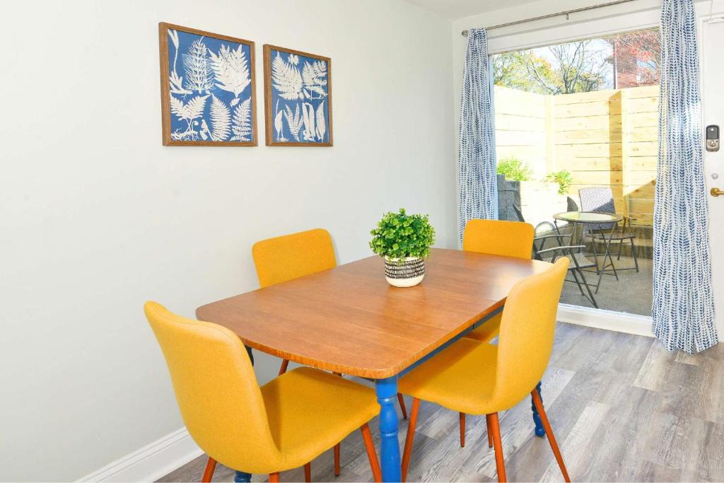 College Hill Apartment | Jennifer's Walk to Brown U Private Entry & Patio