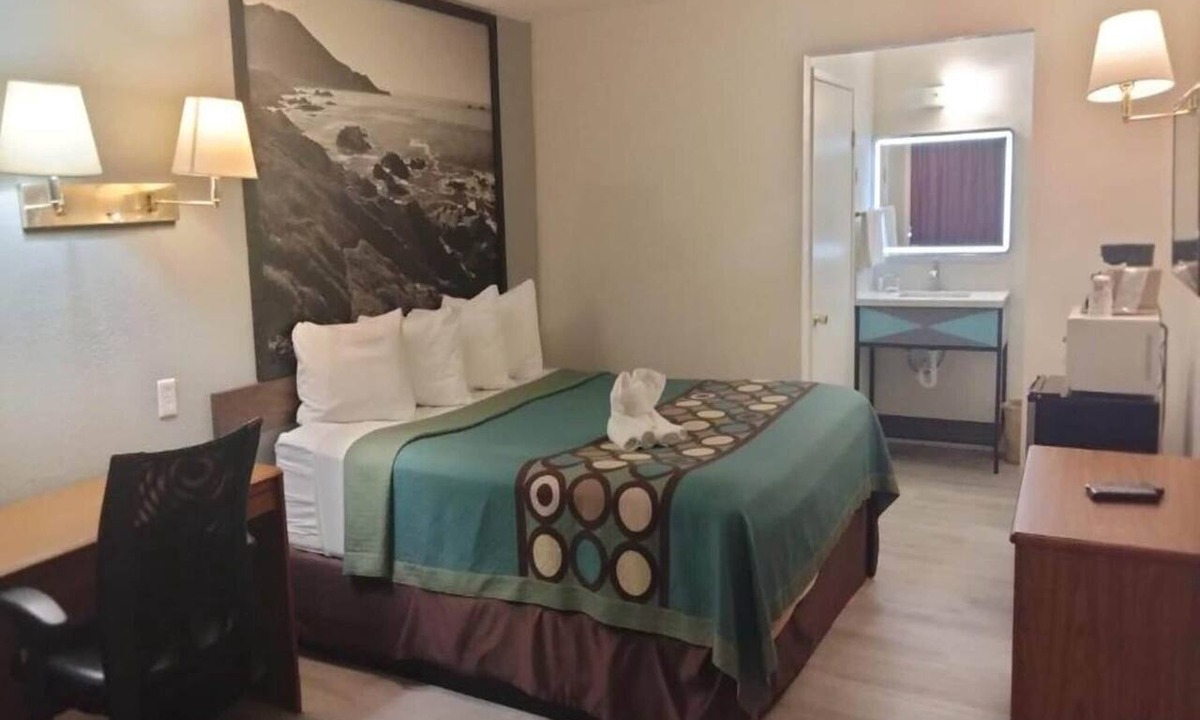 Barstow Apartment | Junior Room with Queen Bed|Nsmk