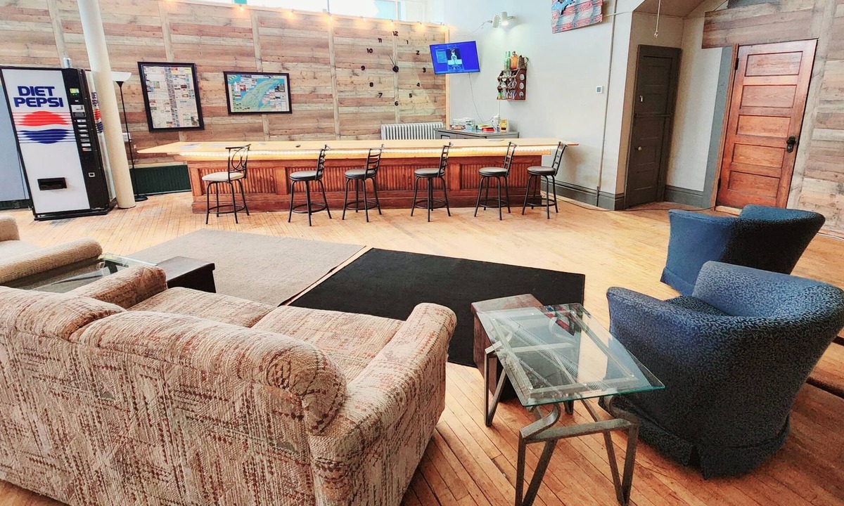 South Range Apartment | KE/GH Spacious 5-bedroom Dual apartment on the Trail w/WiFi, AC